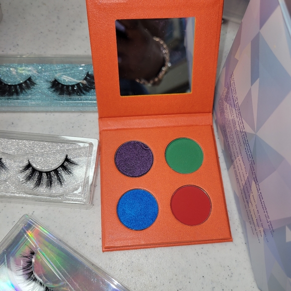 Eyelash and Eyeshadow Bundle - Picture 2 of 3